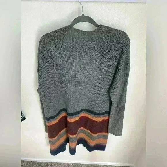 Women open sweater. - Picture 3 of 3